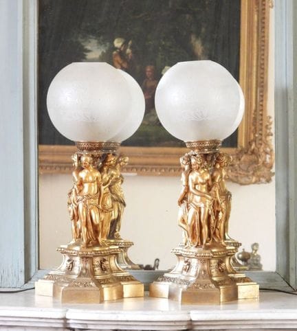 PAIRE DE LAMPES à pétrole en bronze ciselé et doré