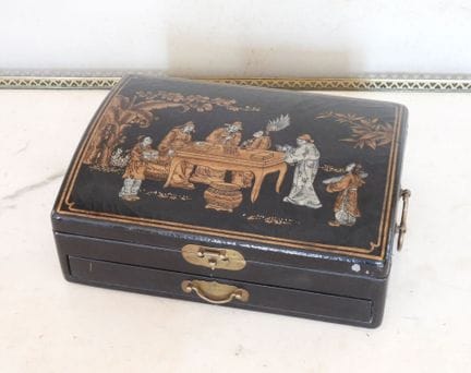 CAJA rectangular lacada en negro con decoración do