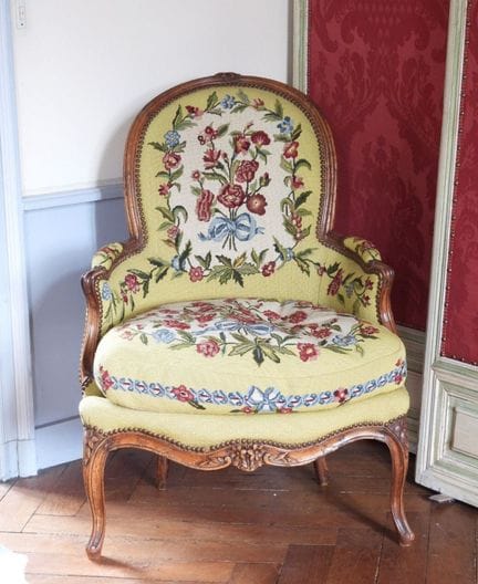 BERGERE en hêtre mouluré et sculpté à dossier cint