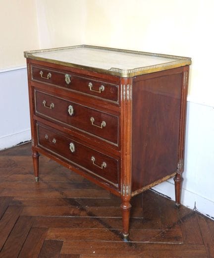 COMMODE DROITE en acajou et placage d'acajou ouvra