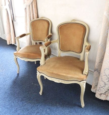 PAIRE DE FAUTEUILS de style Louis XV en bois sculp