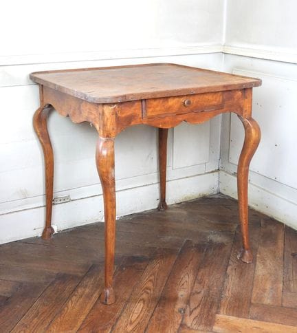 TABLE en bois naturel mouluré et sculpté, de forme