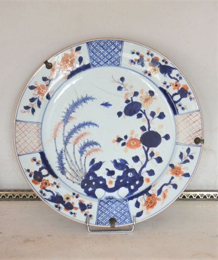 CINA. Piatto circolare in porcellana con decorazio