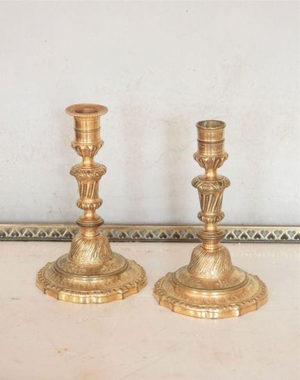 COPPIA DI CANDELIERE in bronzo cesellato e dorato,