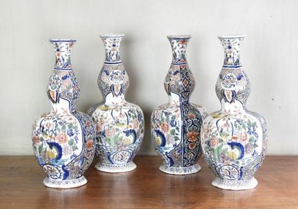DEFT. Conjunto de cuatro jarrones balaustrados de 