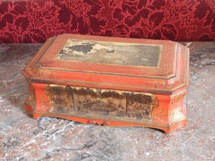 GRAN CAJA rectangular lacada en rojo con decoració
