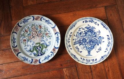 代尔夫特。两只饰有花束图案的圆形陶盘。18世纪作品。直径分别为35厘米和37厘米。其中一只盘面有釉面