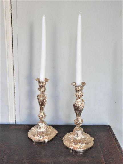 COPPIA DI CANDELIERE in bronzo cesellato e ridorat
