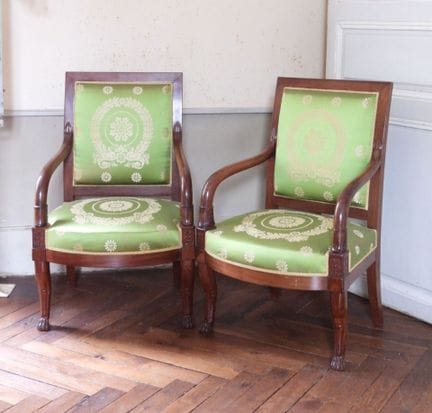 PAIRE DE FAUTEUILS en acajou et placage d'acajou à