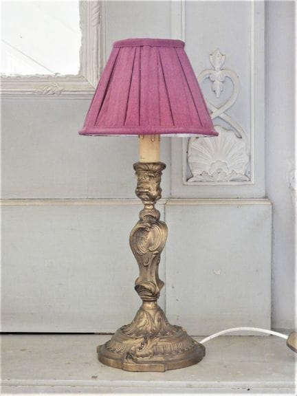 PORTACANDELA in bronzo cesellato e dorato, con fus