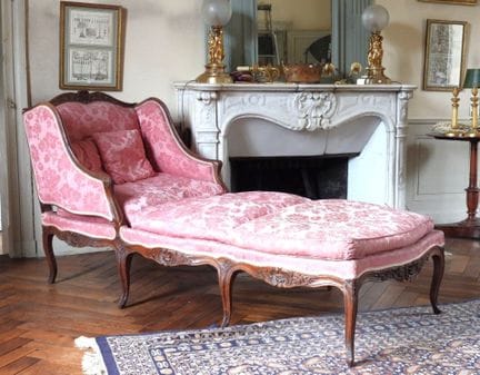 DUCHESSE en hêtre mouluré et sculpté à décor de fl