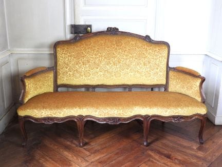 CANAPE CORBEILLE en bois naturel mouluré et sculpt