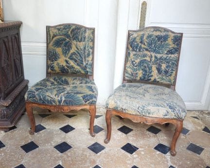 COPPIA DI SEDIE in rovere modanato e scolpito, con