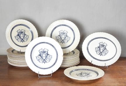 MINTON。二十六只印有“V.R.”字样并饰有伯爵冠纹的陶盘。直径26厘米。随附同款椭圆形盘、圆形