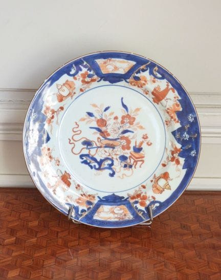 CINA. Piatto circolare in porcellana con decorazio