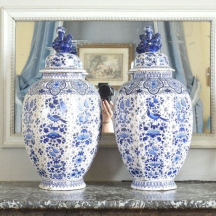 DELFT. Par de jarrones con tapa de loza, de forma 