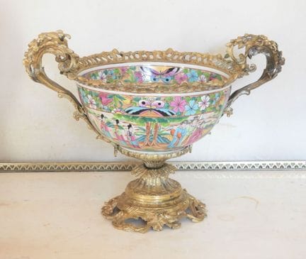 CANTÓN. Copa de porcelana con pie, decorada en pol
