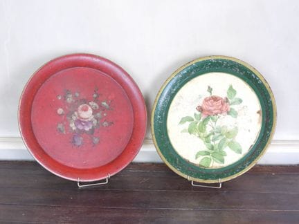 DEUX PLATEAUX de service circulaires en tôle laqué