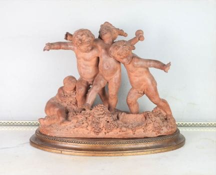 阿尔伯特-欧内斯特·卡里耶-贝勒斯，据其作品。题为《采葡萄的爱神之戏》。赤陶群像，置于木质底座及镀金