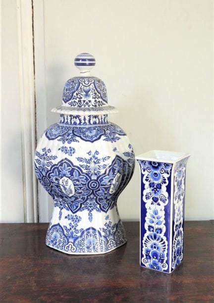 DELFT. Jarrón con tapa, de forma balustre, de loza