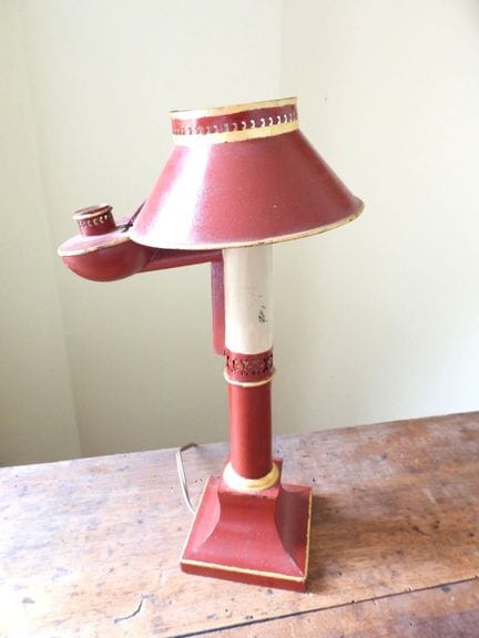 LAMPADA A QUINQUET in lamiera laccata beige e ross