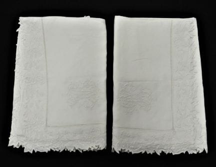 PAR DE FUNDAS de hilo con las iniciales HB. Desgas