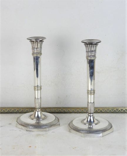 COPPIA DI CANDELIERE in bronzo argentato con fusto