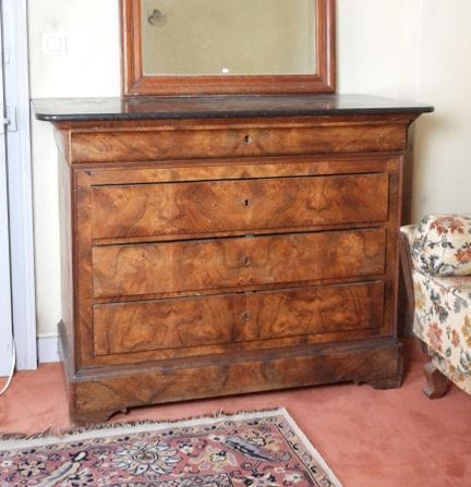 COMMODE en noyer et placage de noyer ouvrant en fa