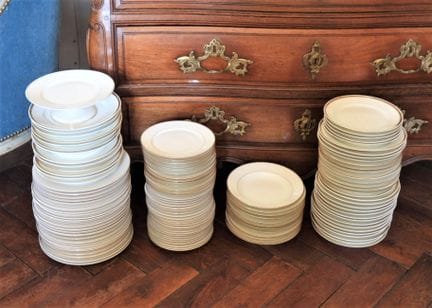 一套重要的白色瓷盘，饰有金色网纹，包括平盘、深盘和甜点盘。19世纪至20世纪时期。有正常使用痕迹及轻