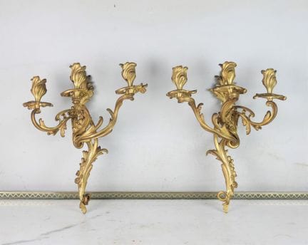 COPPIA DI APPLIQUE a tre bracci in bronzo cesellat