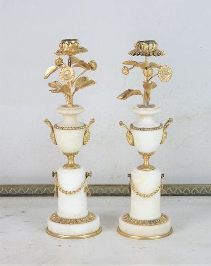 COPPIA DI CANDELIERE in marmo bianco e bronzo dora