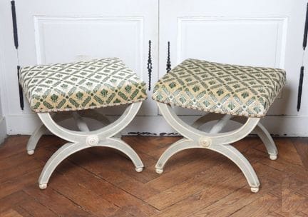 PAIRE DE TABOURETS curules en bois mouluré, sculpt