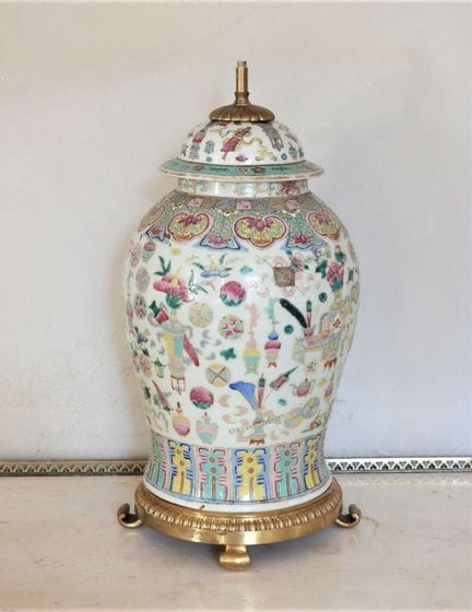 CINA. Vaso con coperchio in porcellana a forma di 