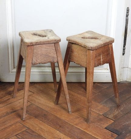 PAIRE DE TABOURETS en chêne mouluré et sculpté à p