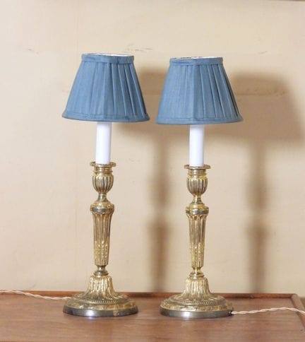 PAIRE DE FLAMBEAUX de style Louis XVI en bronze ci
