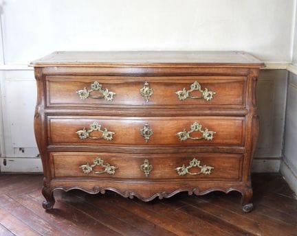 COMMODE TOMBEAU en acajou mouluré et sculpté, la f