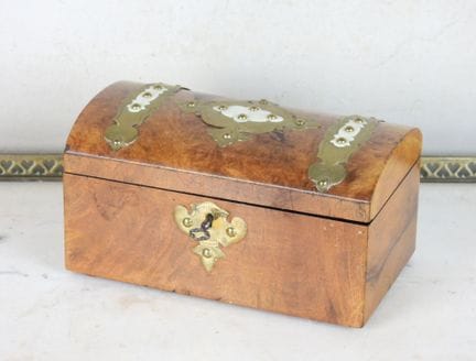 CAJA DE TÉ de chapa de caoba y madera con vetas, d