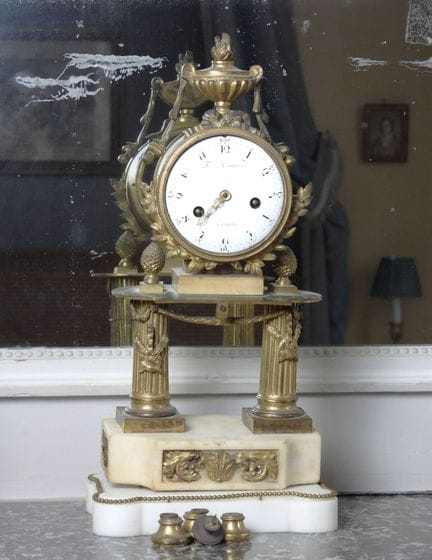 RELOJ DE PÓRTICO de mármol blanco y bronce cincela