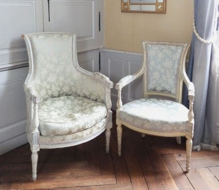 BERGERE et FAUTEUIL en bois moulé, sculpté et laqu