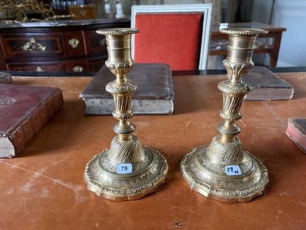 PAAR KERZENLEUCHTER aus ziselierter und vergoldete