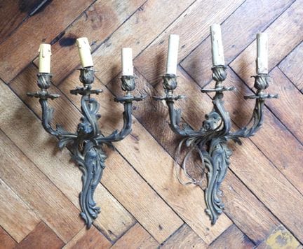 COPPIA DI APPLIQUE a tre bracci in bronzo in stile