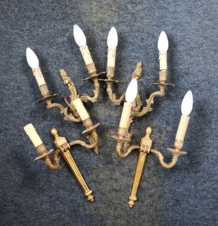 DEUX PAIRES D'APPLIQUES à deux bras de lumière en 