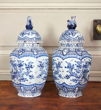 DELFT. Dos jarrones cubiertos de loza con decoraci
