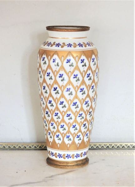 SEVRES, al estilo de. JARRÓN ovoide de porcelana c