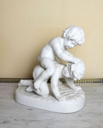 查尔斯·马塞（Charles MASSE）作品。两名爱神玩骑马游戏。米瓷群像。24 × 23 × 1
