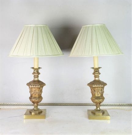 COPPIA DI LAMPADE in bronzo cesellato e dorato a f