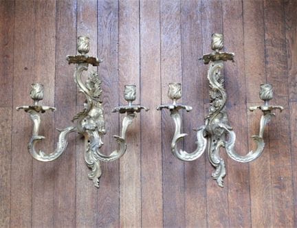 COPPIA DI APPLIQUE a tre bracci in bronzo cesellat
