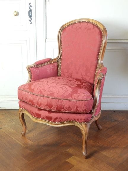 SEDIA BERGERE in faggio modanato e intagliato con 
