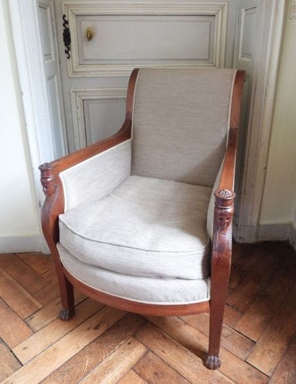 BERGERE en acajou et placage d'acajou à dossier re