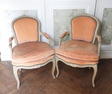 PAIRE DE FAUTEUILS de style Louis XV en bois moulu